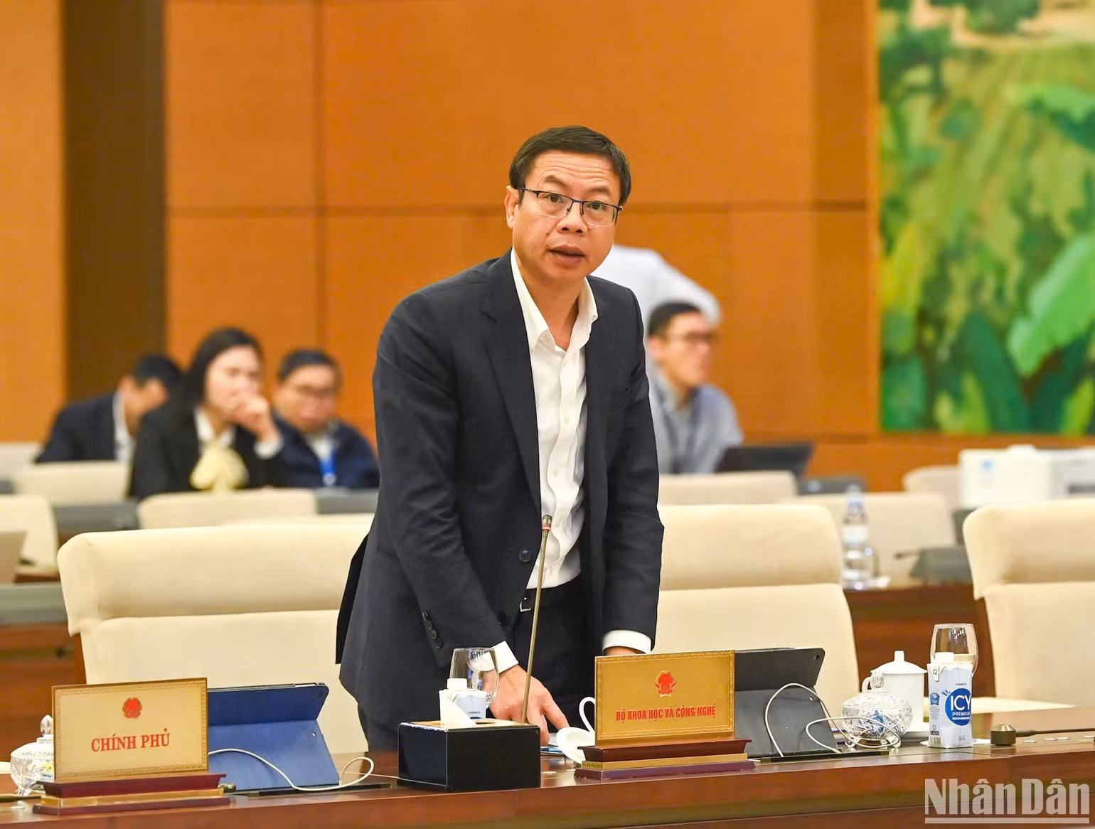 Thứ trưởng Khoa học và Công nghệ Lê Xuân Định trình bày Tờ trình về dự thảo Luật. (Ảnh: DUY LINH)