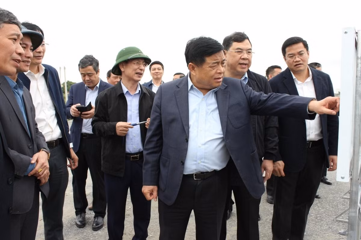 Bộ trưởng Kế hoạch và Đầu tư Nguyễn Chí Dũng thị sát các dự án giải ngân vốn đầu tư công.