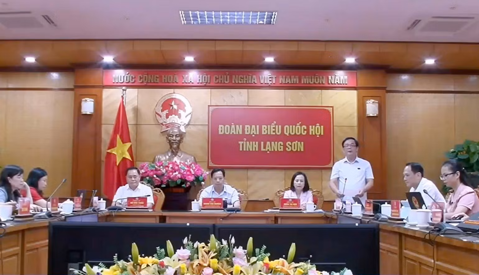 Đại biểu Triệu Quang Huy (đoàn Lạng Sơn) nêu vấn đề chất vấn Bộ trưởng Nội vụ Phạm Thị Thanh Trà. Đại biểu Triệu Quang Huy (đoàn Lạng Sơn) nêu vấn đề chất vấn Bộ trưởng Nội vụ Phạm Thị Thanh Trà.