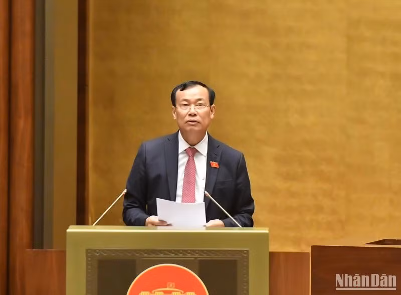 Chủ nhiệm Ủy ban Quốc phòng và An ninh của Quốc hội Lê Tấn Tới báo cáo giải trình, tiếp thu, chỉnh lý dự án Luật trước khi Quốc hội biểu quyết thông qua. (Ảnh: ĐĂNG KHOA)