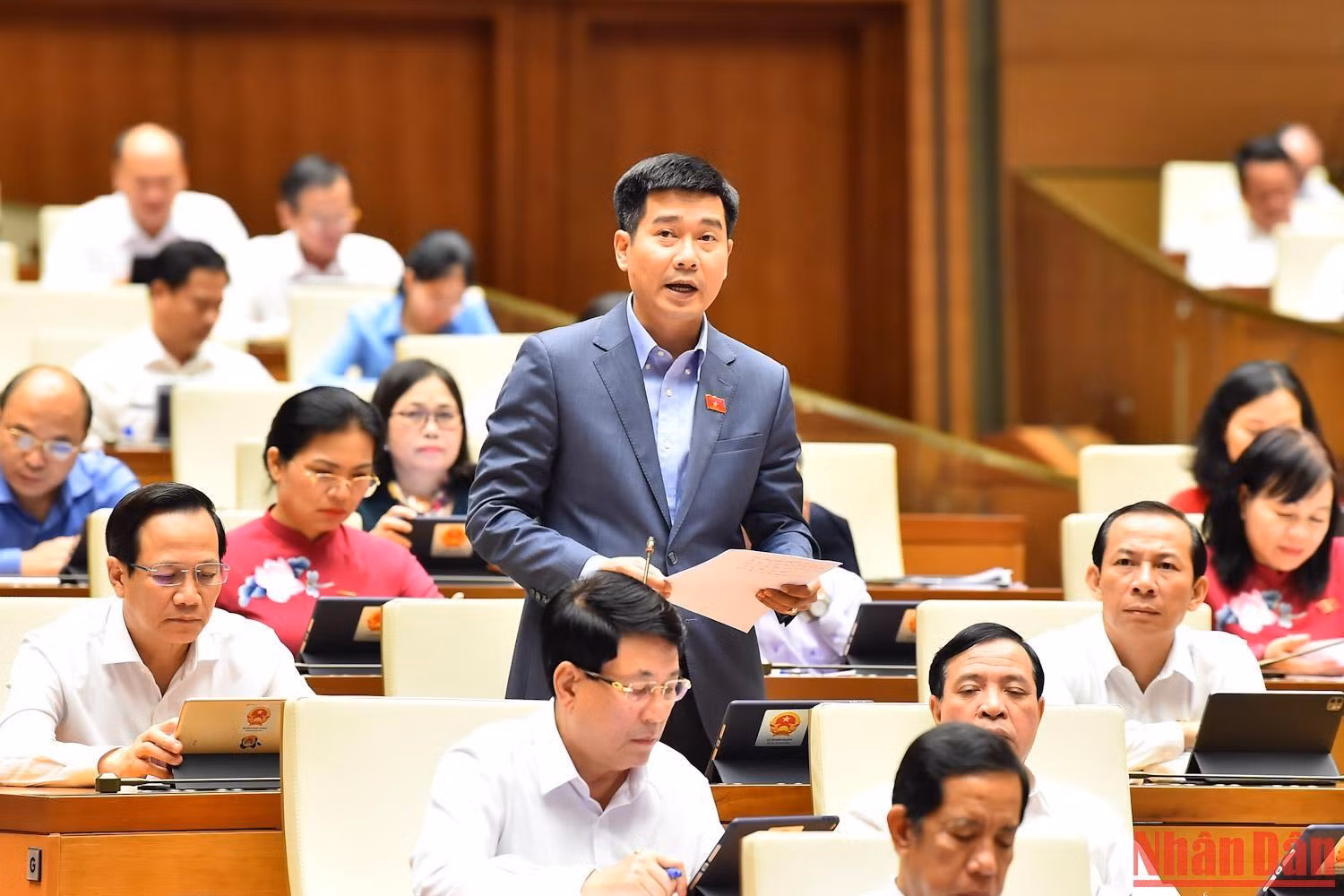 Đại biểu Lê Thanh Hoàn (đoàn Thanh Hóa) tham gia ý kiến thảo luận tại phiên họp. Ảnh: THỦY NGUYÊN