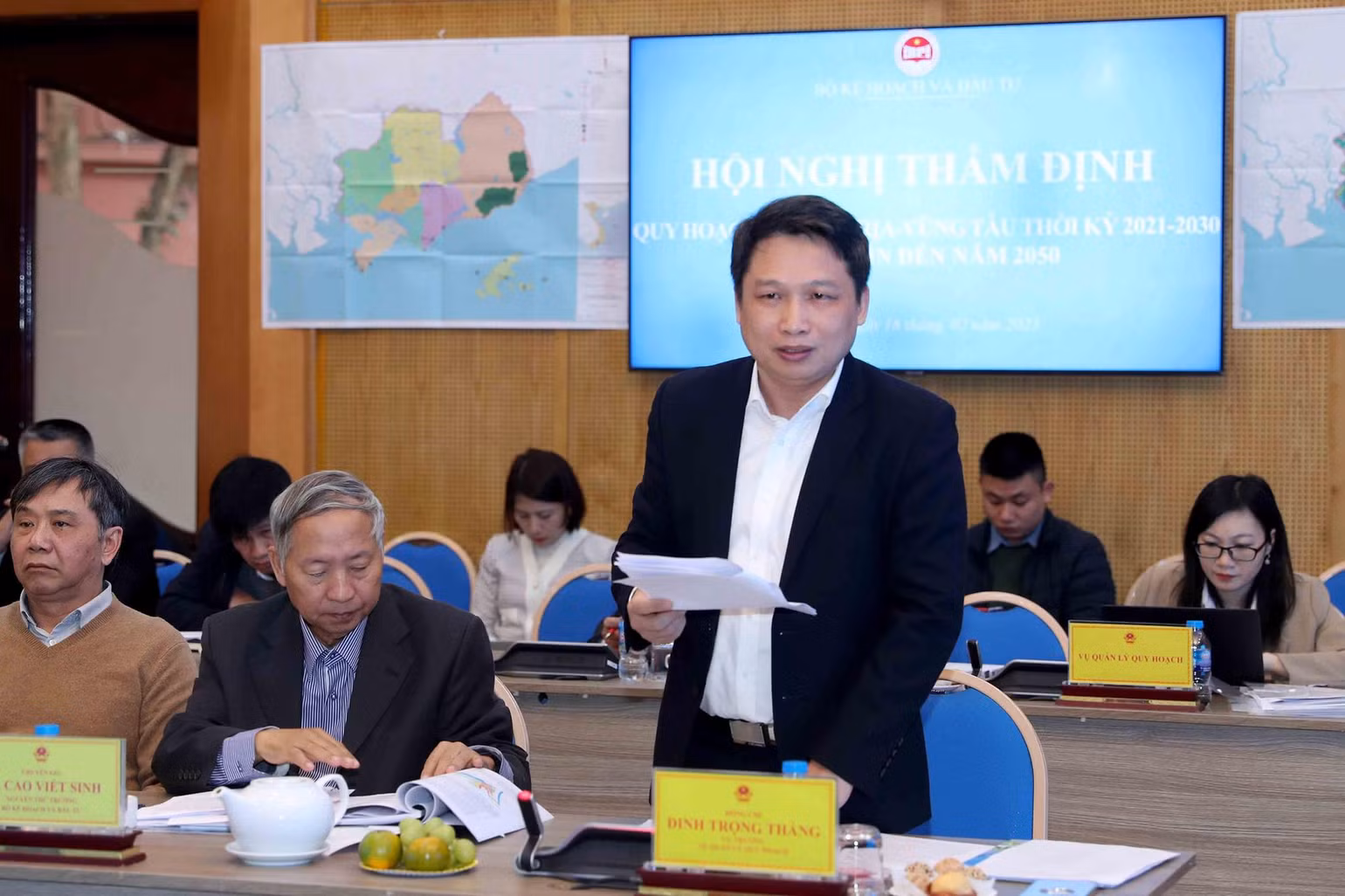 Vụ trưởng Quản lý quy hoạch (Bộ Kế hoạch và Đầu tư) Đinh Trọng Thắng trình bày Báo cáo tổng hợp ý kiến của Cơ quan thường trực Hội đồng thẩm định.