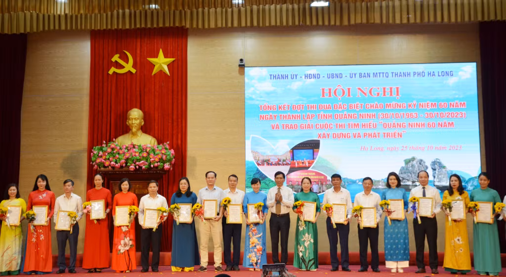 Đồng chí Nguyễn Tiến Dũng, Chủ tịch Ủy ban nhân dân thành phố trao Giấy khen cho các tập thể đạt giải tại Cuộc thi tìm hiểu “Quảng Ninh 60 năm xây dựng và phát triển”. Đồng chí Nguyễn Tiến Dũng, Chủ tịch Ủy ban nhân dân thành phố trao Giấy khen cho các tập thể đạt giải tại Cuộc thi tìm hiểu “Quảng Ninh 60 năm xây dựng và phát triển”.