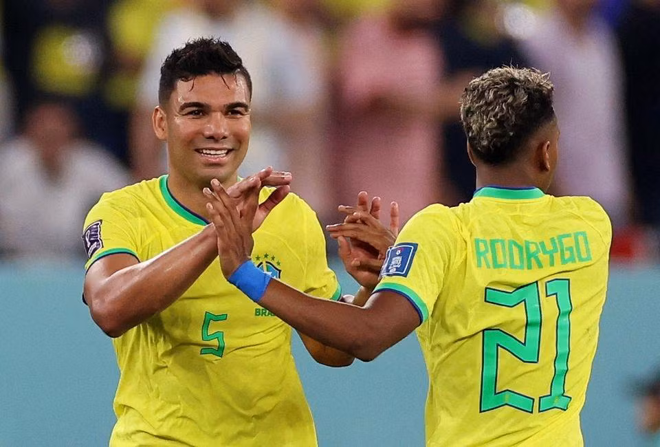 Tiền vệ Casemiro ăn mừng cùng đồng đội sau khi ghi bàn thắng duy nhất cho Brazil. (Ảnh: Reuters)