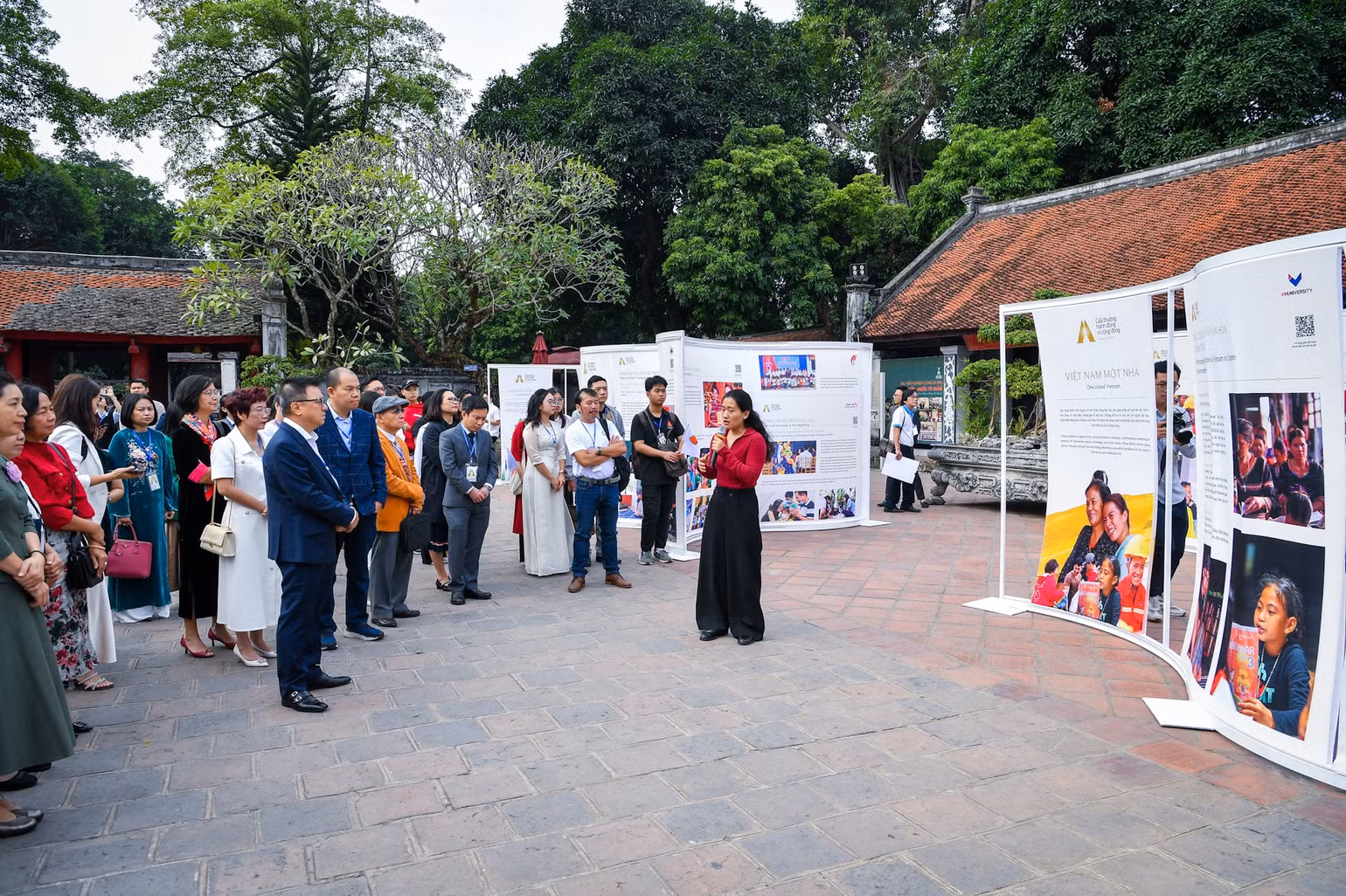 Bà Đặng Thị Thương, Giám đốc Human Act Prize, giới thiệu về không gian triển lãm. Bà Đặng Thị Thương, Giám đốc Human Act Prize, giới thiệu về không gian triển lãm.