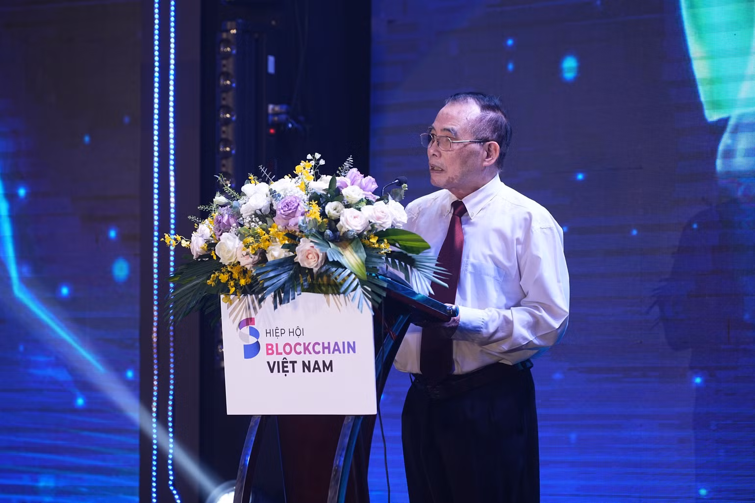 GS, TSKH Hoàng Văn Huây, Chủ tịch Hiệp hội Blockchain Việt Nam, Chủ tịch Hội đồng Khoa học Viện Công nghệ Blockchain và Trí tuệ nhân tạo phát biểu tại buổi lễ. GS, TSKH Hoàng Văn Huây, Chủ tịch Hiệp hội Blockchain Việt Nam, Chủ tịch Hội đồng Khoa học Viện Công nghệ Blockchain và Trí tuệ nhân tạo phát biểu tại buổi lễ.