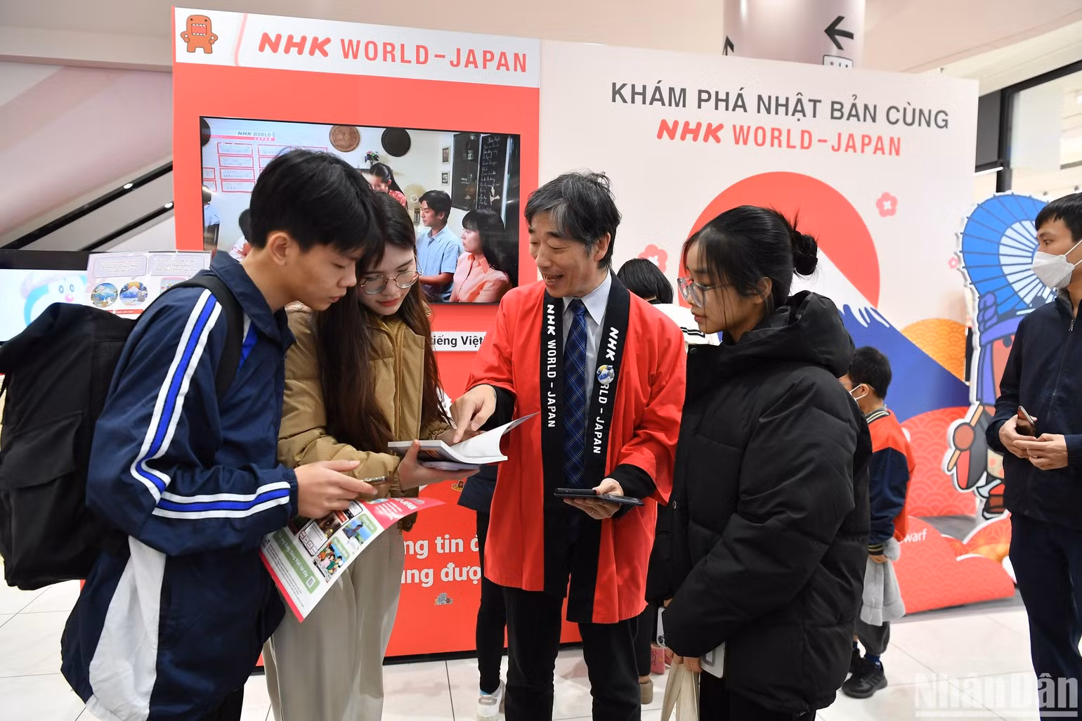 Ông Kuriki Seiichi, người phụ trách chương trình tiếp thị ở Việt Nam của NHK World-Japan, trao đổi với các bạn sinh viên tại sự kiện. (Ảnh: THÀNH ĐẠT) Ông Kuriki Seiichi, người phụ trách chương trình tiếp thị ở Việt Nam của NHK World-Japan, trao đổi với các bạn sinh viên tại sự kiện. (Ảnh: THÀNH ĐẠT)