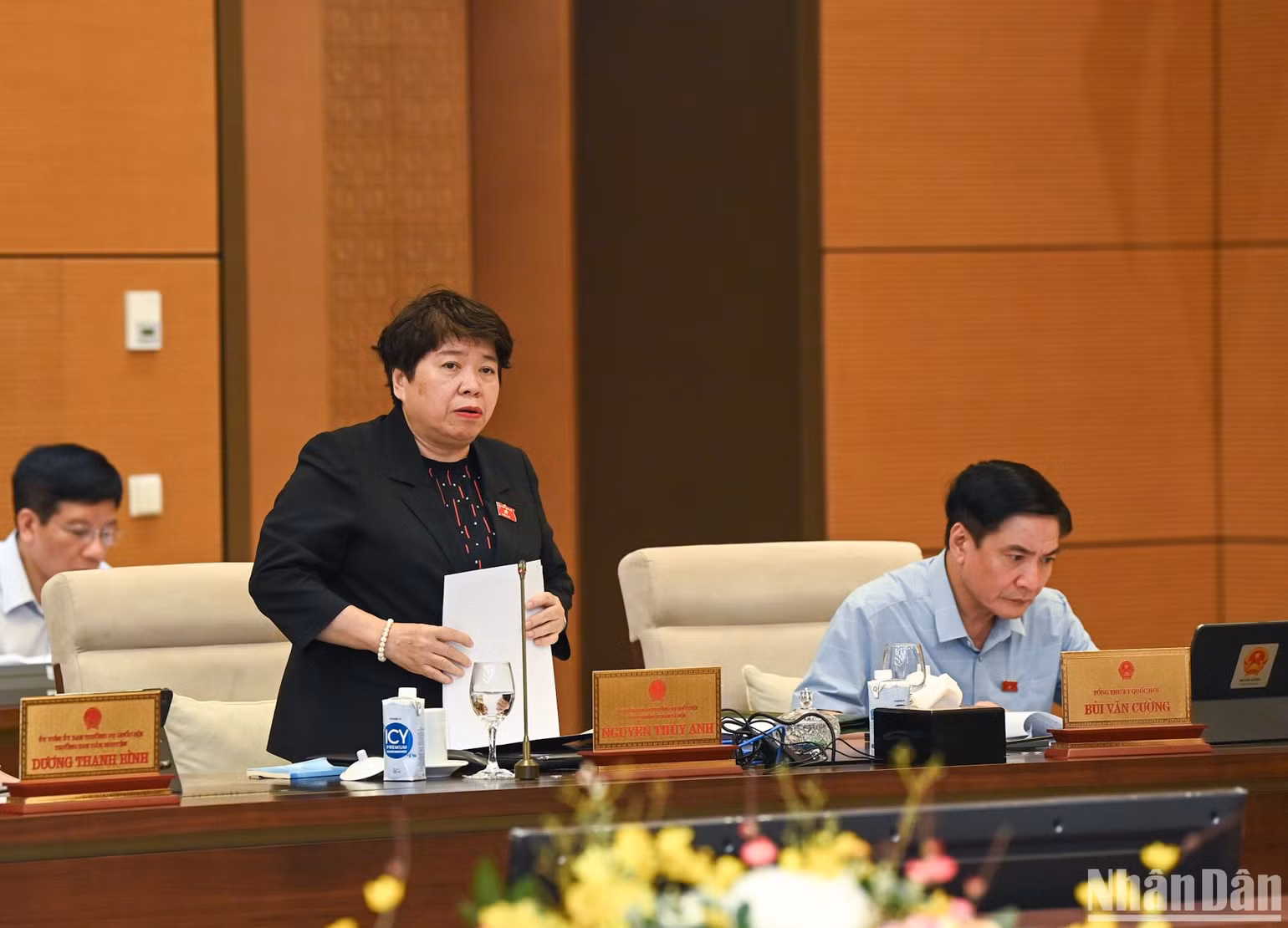 Chủ nhiệm Ủy ban Xã hội của Quốc hội Nguyễn Thúy Anh trình bày báo cáo thẩm tra sơ bộ về dự án Luật. (Ảnh: DUY LINH) Chủ nhiệm Ủy ban Xã hội của Quốc hội Nguyễn Thúy Anh trình bày báo cáo thẩm tra sơ bộ về dự án Luật. (Ảnh: DUY LINH)