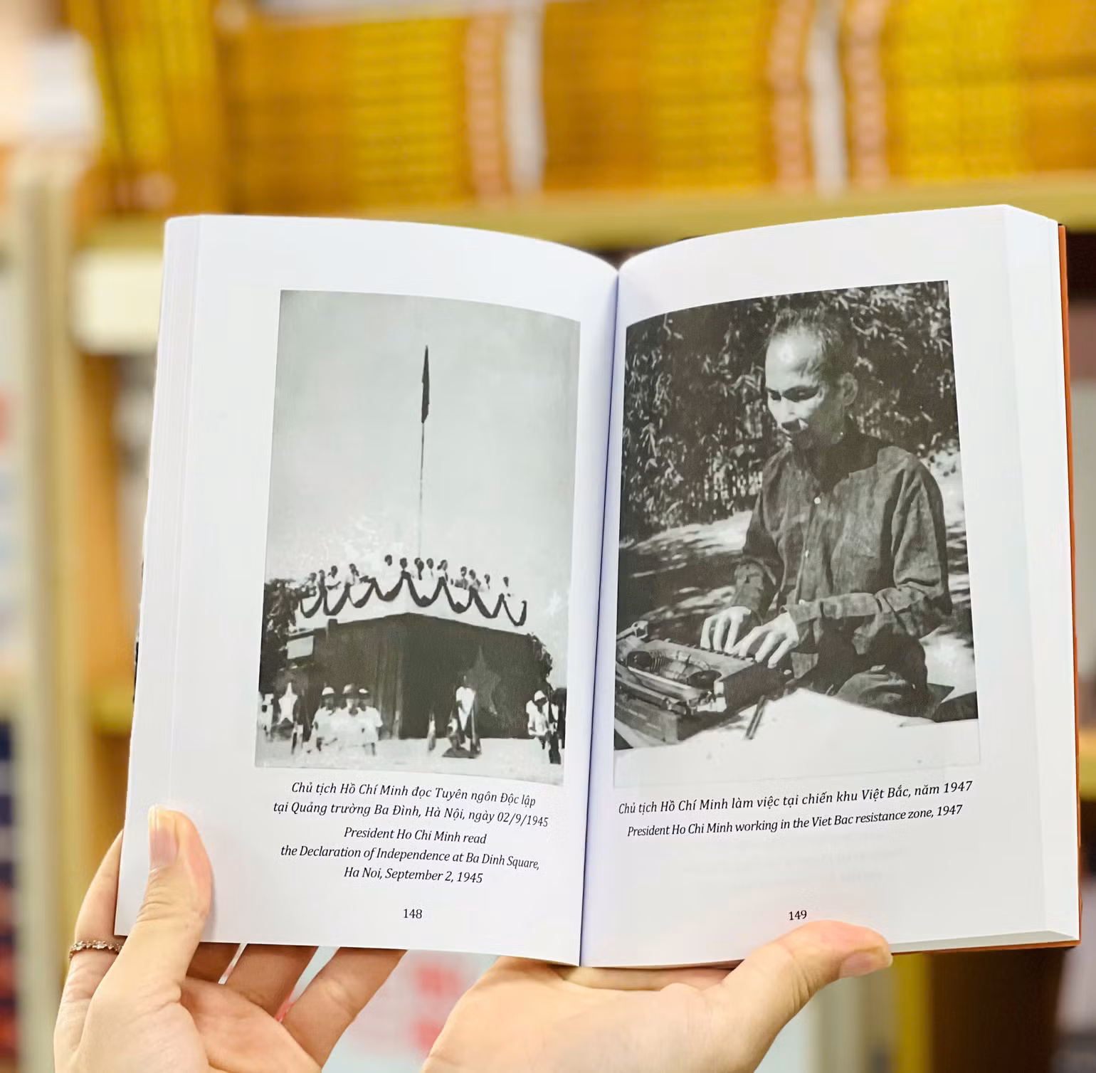 Cuốn sách đem đến cho bạn đọc những thông tin khái quát về cuộc đời, sự nghiệp, tư tưởng, đạo đức, phong cách của Chủ tịch Hồ Chí Minh. Cuốn sách đem đến cho bạn đọc những thông tin khái quát về cuộc đời, sự nghiệp, tư tưởng, đạo đức, phong cách của Chủ tịch Hồ Chí Minh.