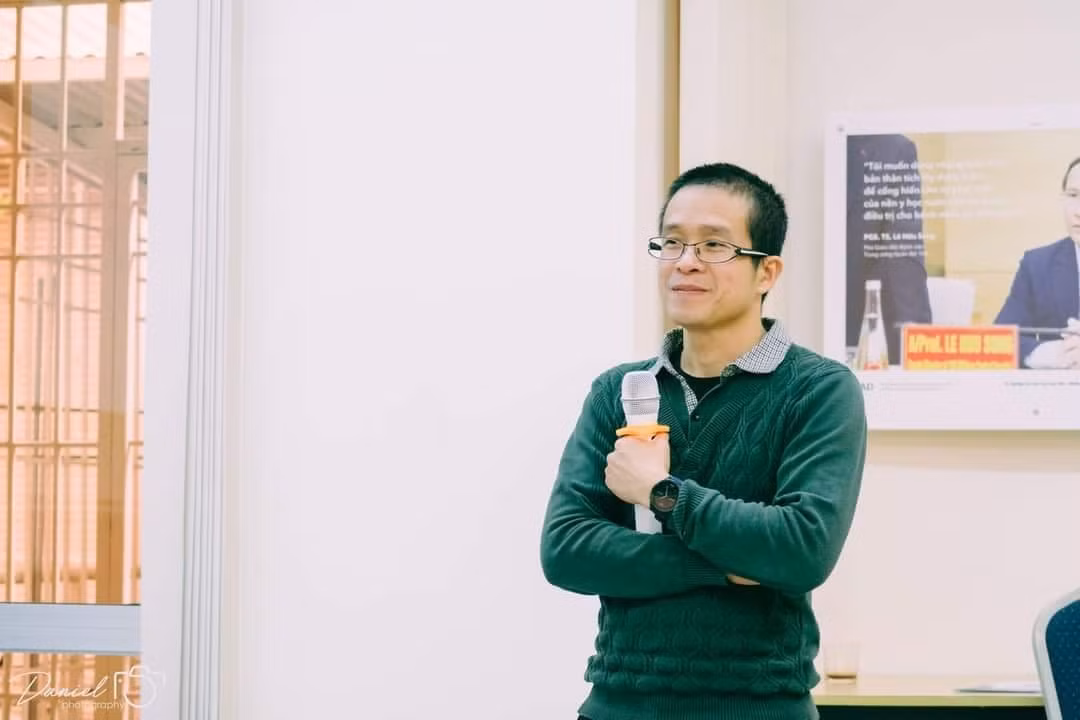 PGS, TS Nguyễn Đức Minh, Trưởng khoa Điện tử phụ trách phòng thí nghiệm Thiết kế vi mạch của Đại học Bách Khoa Hà Nội.