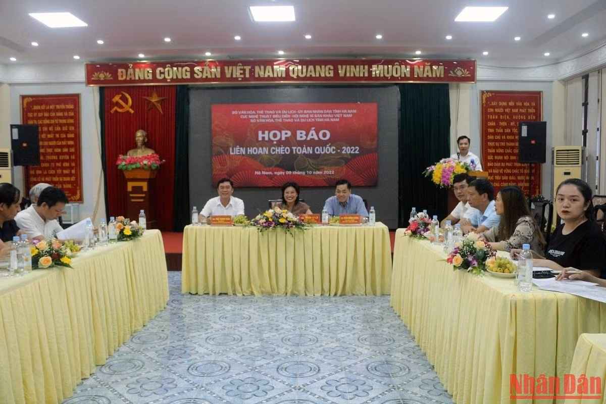 Quang cảnh buổi họp báo. Quang cảnh buổi họp báo.