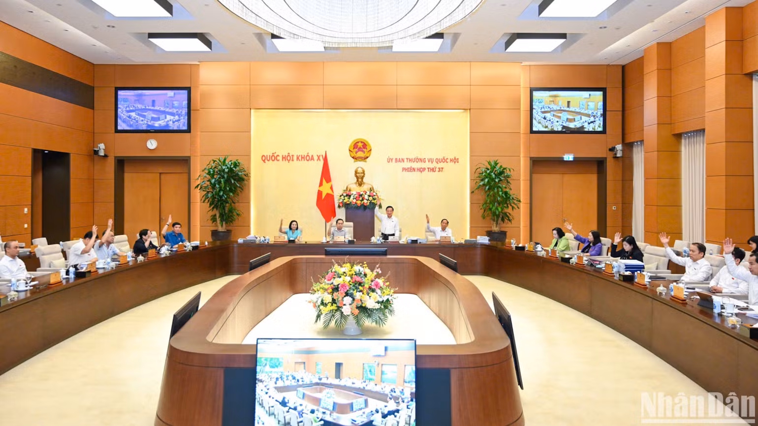 Ủy ban Thường vụ Quốc hội biểu quyết thông qua 13 nghị quyết về việc việc sắp xếp đơn vị hành chính cấp huyện, xã giai đoạn 2023-2025 của 13 tỉnh, thành phố. (Ảnh: DUY LINH)