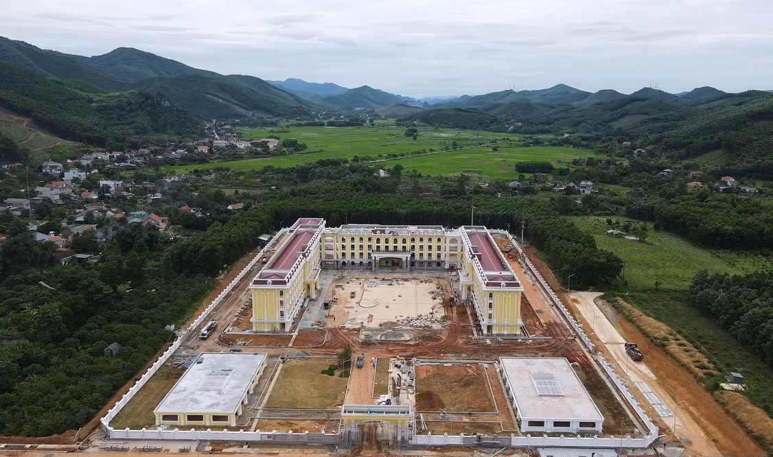 Công trình Trường Trung học cơ sở và Trung học phổ thông Quảng La đang được gấp rút hoàn thiện. (Ảnh: giaoduc.net.vn)