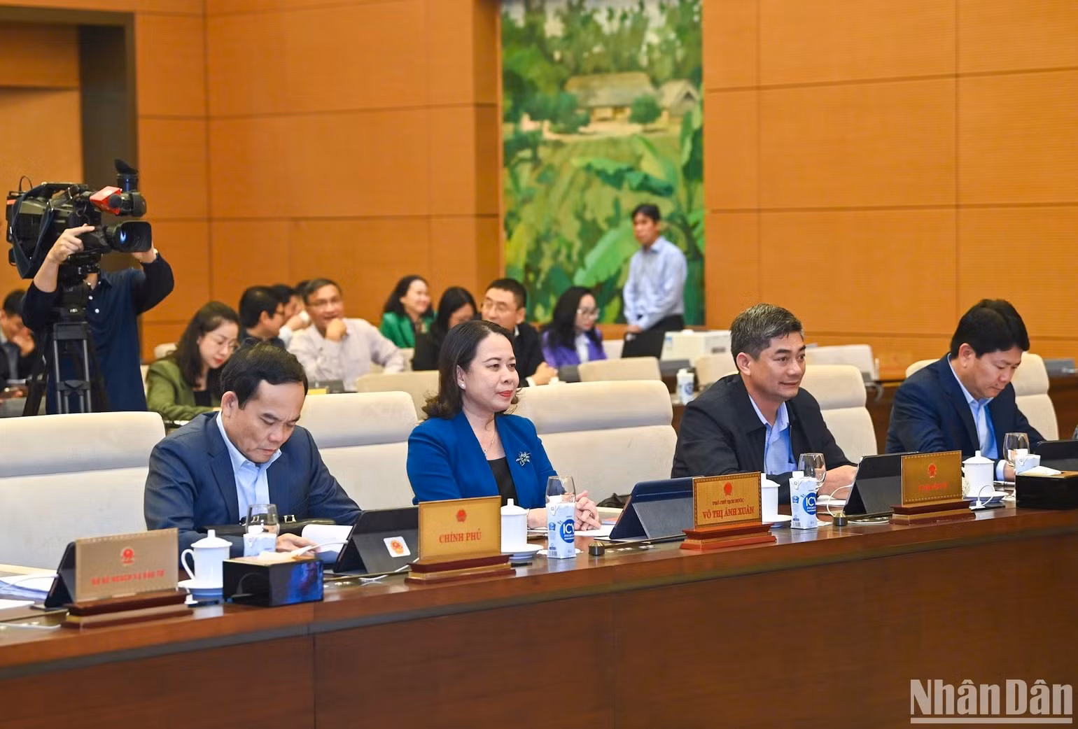Phó Chủ tịch nước Võ Thị Ánh Xuân, Phó Thủ tướng Chính phủ Trần Lưu Quang và các đại biểu dự phiên họp. (Ảnh: DUY LINH) Phó Chủ tịch nước Võ Thị Ánh Xuân, Phó Thủ tướng Chính phủ Trần Lưu Quang và các đại biểu dự phiên họp. (Ảnh: DUY LINH)