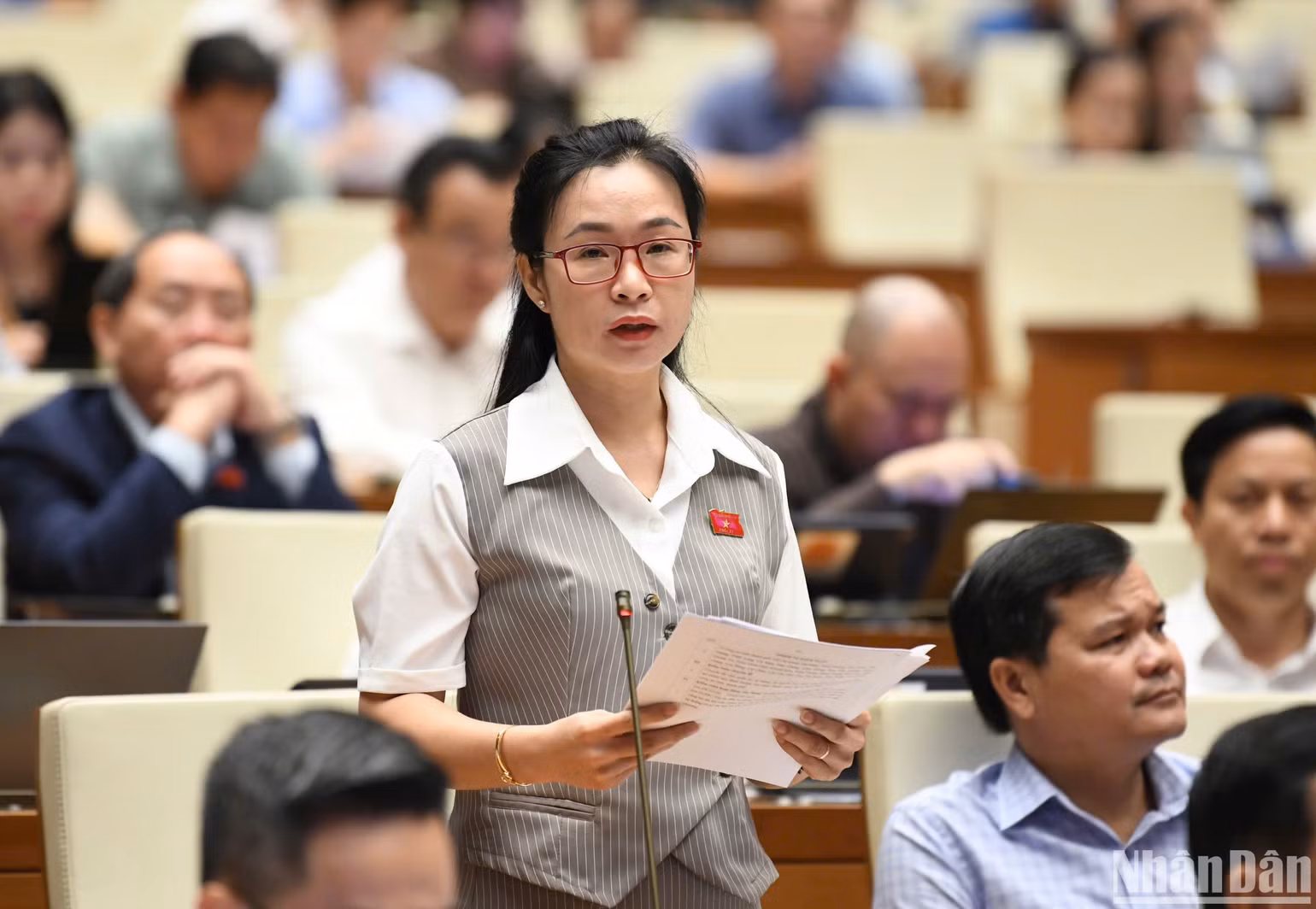 Đại biểu Trần Thị Thu Hằng (đoàn Đắk Nông) phát biểu ý kiến. (Ảnh: DUY LINH) Đại biểu Trần Thị Thu Hằng (đoàn Đắk Nông) phát biểu ý kiến. (Ảnh: DUY LINH)