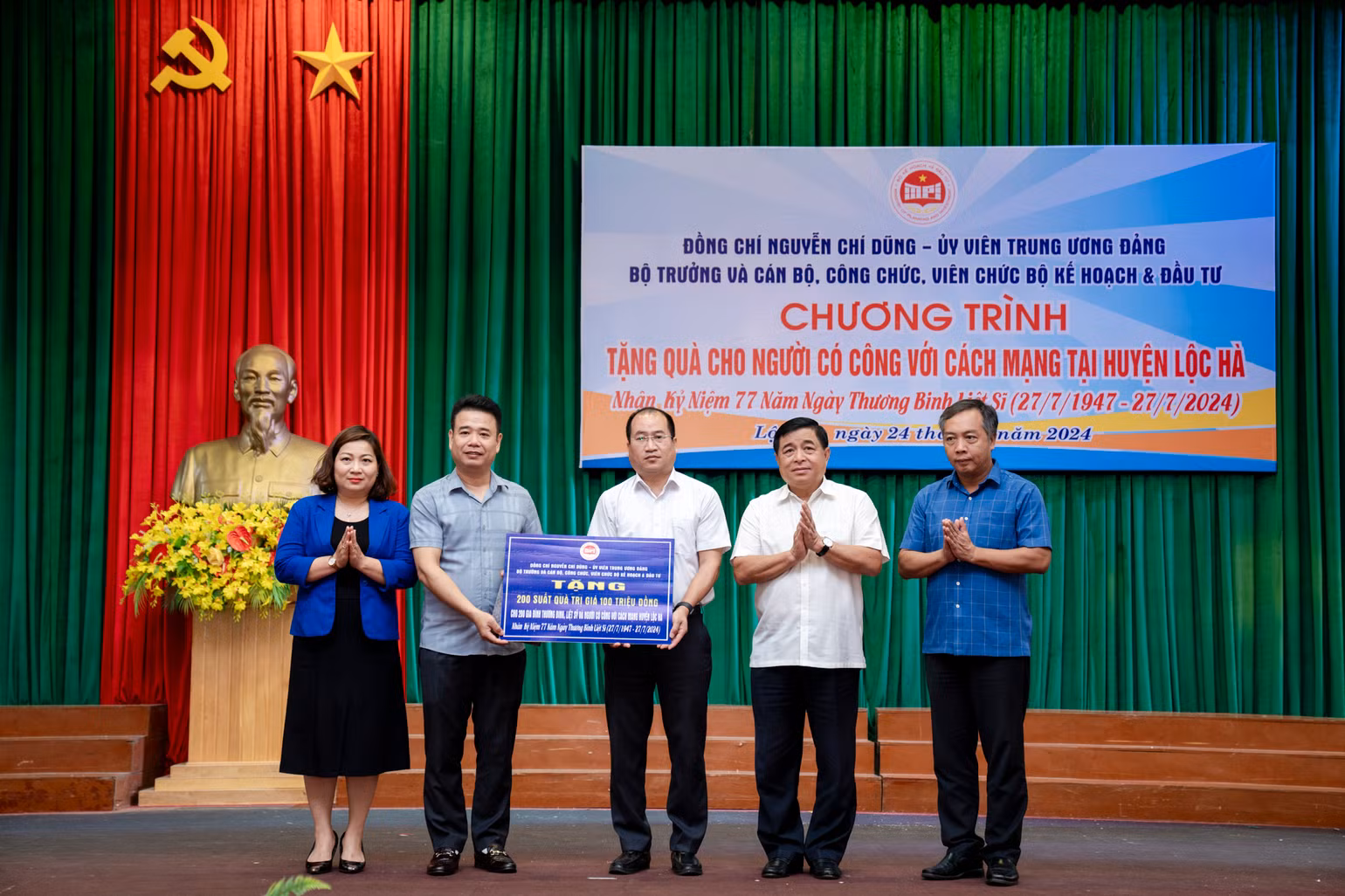Bộ trưởng Nguyễn Chí Dũng trao 200 suất quà cho các gia đình chính sách trên địa bàn huyện Lộc Hà, tỉnh Hà Tĩnh. (Ảnh: MINH SƠN)