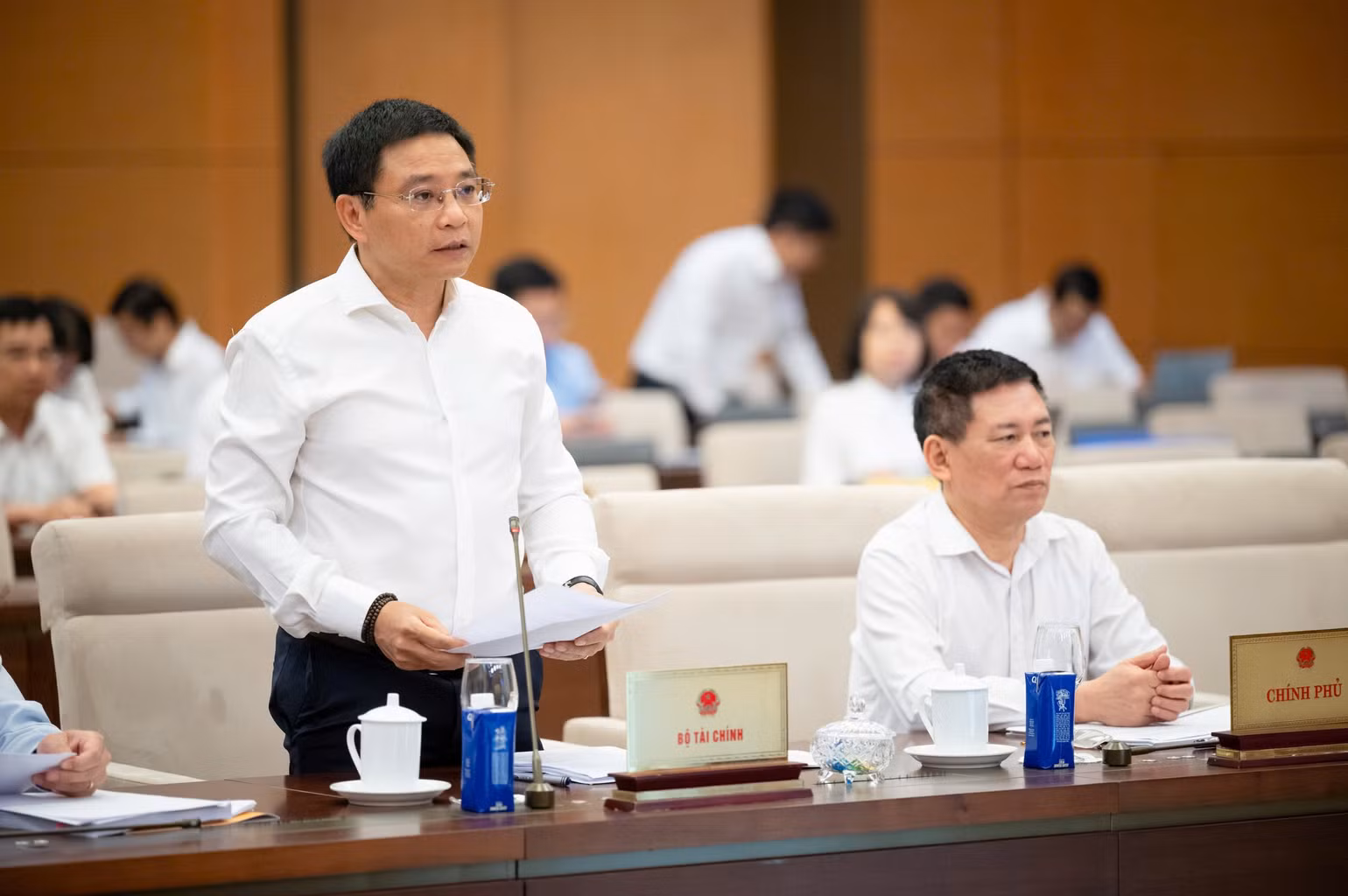 Bộ trưởng Tài chính Nguyễn Văn Thắng báo cáo tóm tắt dự thảo Nghị quyết. (Ảnh: ĐĂNG ANH)