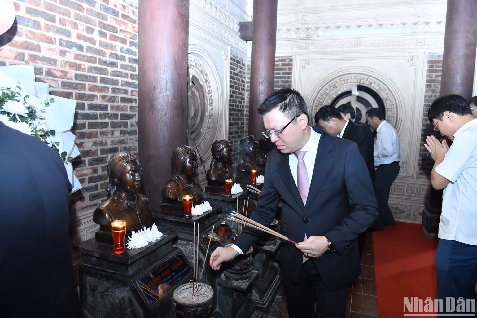 Đồng chí Lê Quốc Minh, Ủy viên Trung ương Đảng, Tổng Biên tập Báo Nhân Dân, Phó Trưởng Ban Tuyên giáo Trung ương, Chủ tịch Hội Nhà báo Việt Nam thắp hương tri ân các anh hùng liệt sĩ.