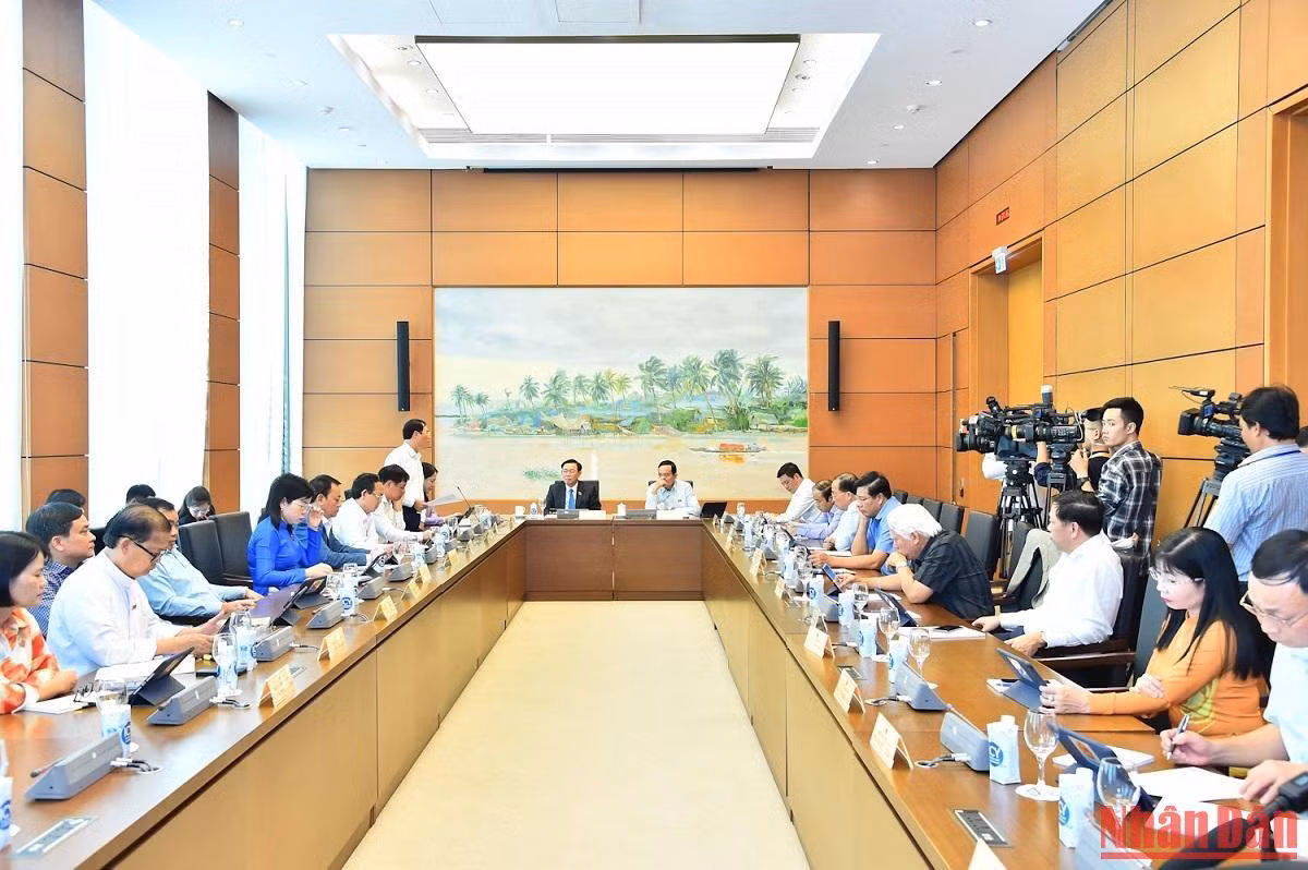 Quang cảnh phiên thảo luận ở Tổ 12. (Ảnh: THỦY NGUYÊN)