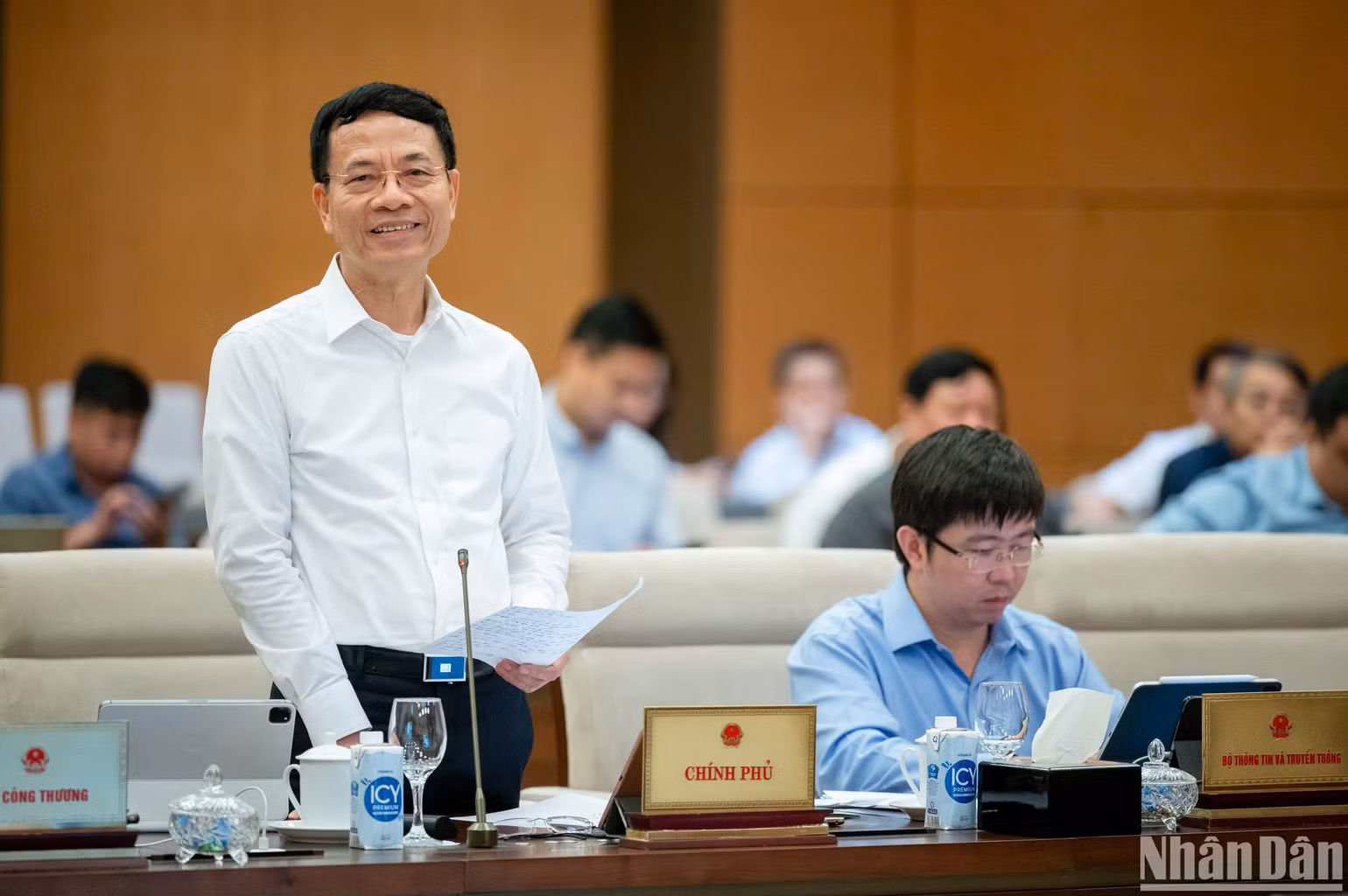 Bộ trưởng Thông tin và Truyền thông Nguyễn Mạnh Hùng phát biểu tại phiên họp. (Ảnh: DUY LINH)