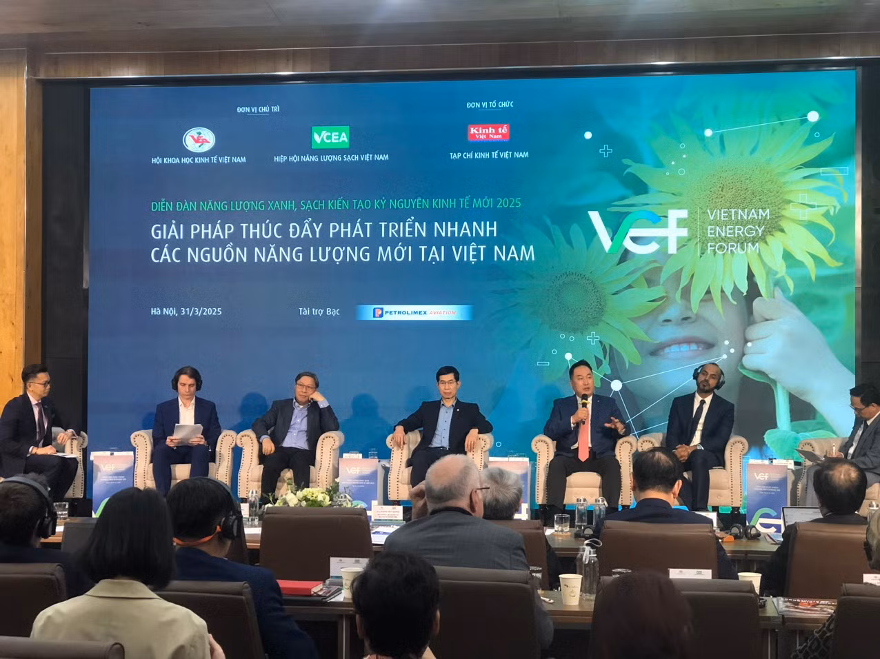 Quang cảnh phiên thảo luận tại Diễn đàn.