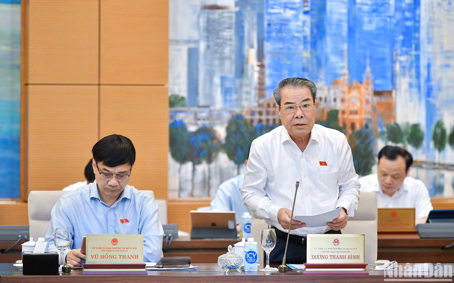 Trưởng Ban Dân nguyện Dương Thanh Bình trình bày báo cáo công tác dân nguyện của Quốc hội tháng 3/2024. (Ảnh: DUY LINH) Trưởng Ban Dân nguyện Dương Thanh Bình trình bày báo cáo công tác dân nguyện của Quốc hội tháng 3/2024. (Ảnh: DUY LINH)