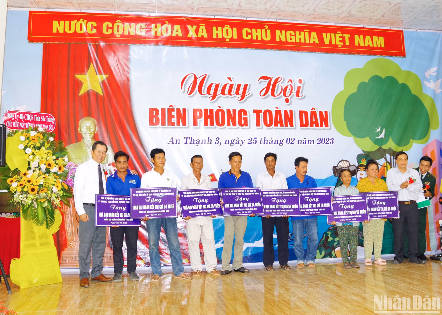 Lãnh đạo tỉnh Sóc Trăng trao bảng tượng trưng tặng nhà “Đại đoàn kết”. Lãnh đạo tỉnh Sóc Trăng trao bảng tượng trưng tặng nhà “Đại đoàn kết”.