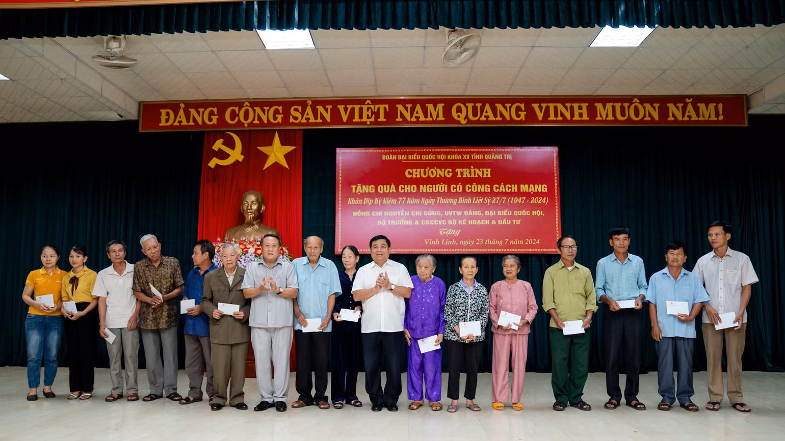 Bộ trưởng Nguyễn Chí Dũng trao quà tặng tặng các gia đình chính sách, thương binh trên địa bàn huyện Vĩnh Linh, tỉnh Quảng Trị. (Ảnh: MINH SƠN)