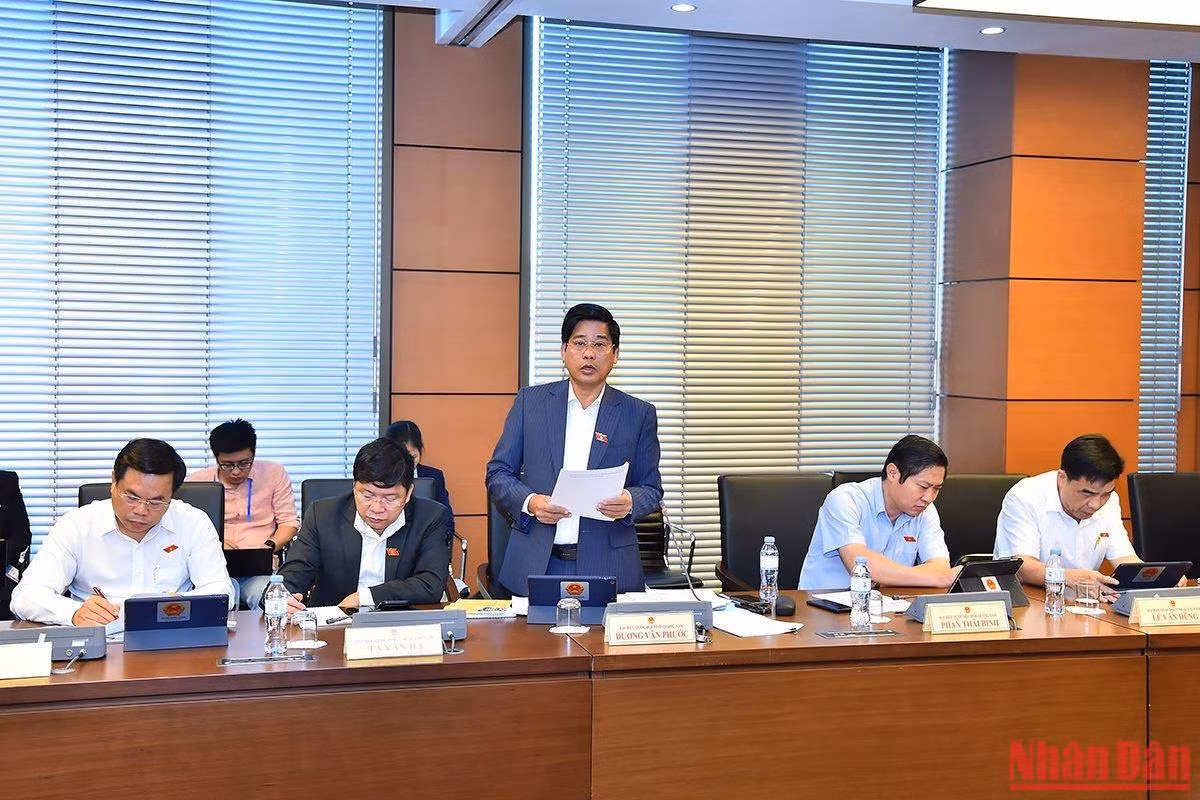 Đại biểu Dương Văn Phước (Đoàn Quảng Nam) phát biểu trong phiên thảo luận tổ. (Ảnh: THỦY NGUYÊN)