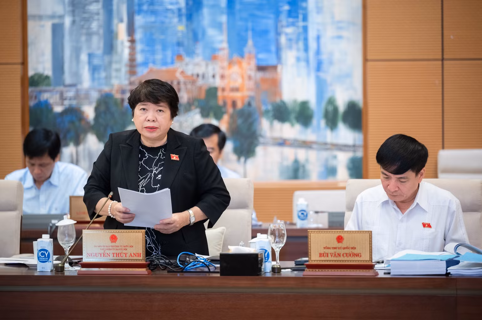 Chủ nhiệm Ủy ban Xã hội của Quốc hội Nguyễn Thúy Anh trình bày Báo cáo thẩm tra sơ bộ dự án Luật. (Ảnh: DUY LINH) Chủ nhiệm Ủy ban Xã hội của Quốc hội Nguyễn Thúy Anh trình bày Báo cáo thẩm tra sơ bộ dự án Luật. (Ảnh: DUY LINH)