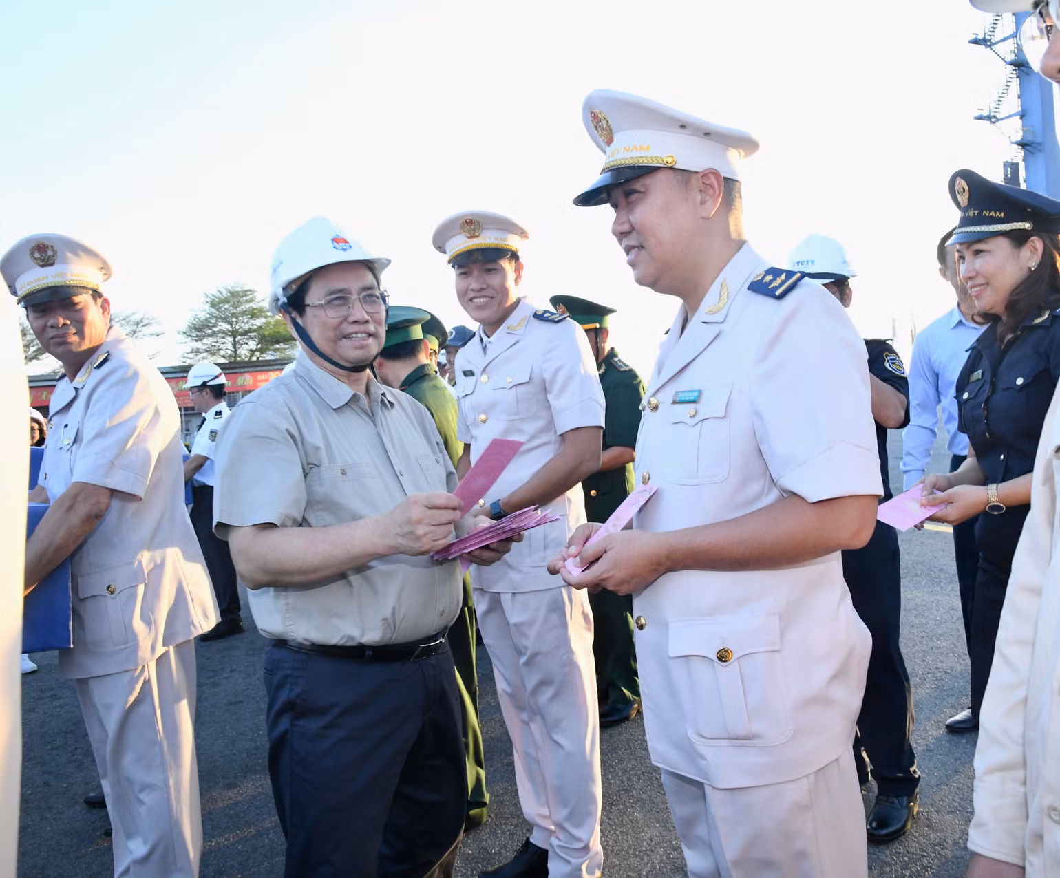 Thủ tướng Phạm Minh Chính tặng quà chúc Tết cán bộ, nhân viên Cảng Quốc tế Tân Cảng - Cái Mép (TCIT).