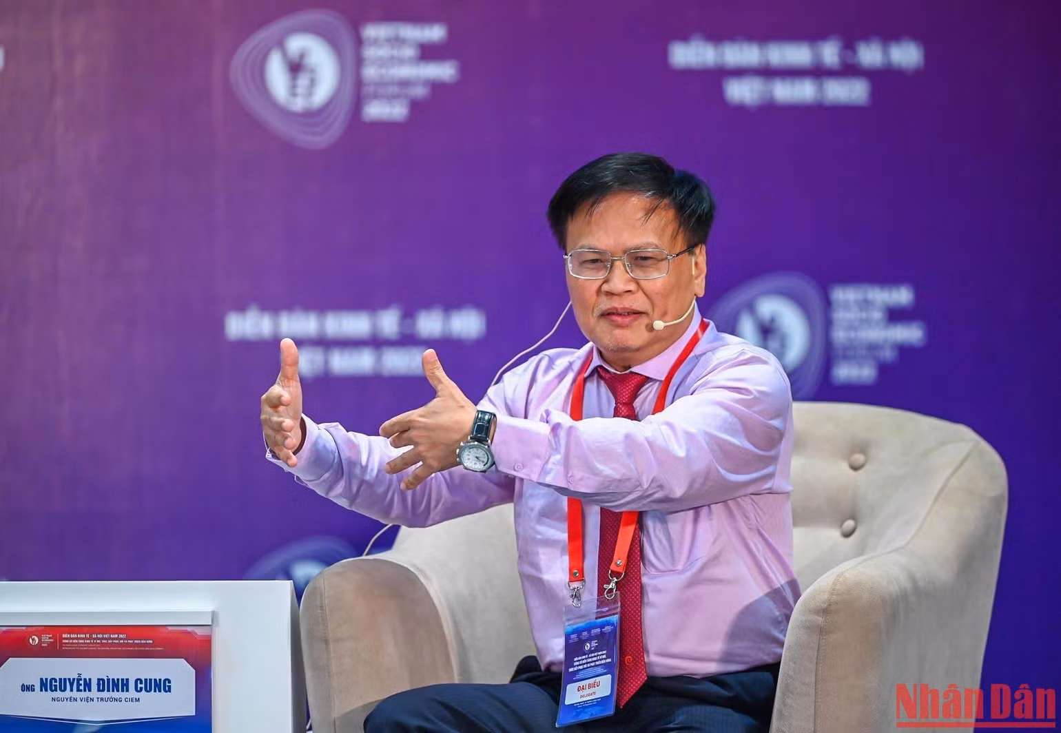 Nguyên Viện trưởng Viện Nghiên cứu quản lý kinh tế Trung ương Nguyễn Đình Cung phát biểu ý kiến tại Phiên hội thảo. (Ảnh: DUY LINH) Nguyên Viện trưởng Viện Nghiên cứu quản lý kinh tế Trung ương Nguyễn Đình Cung phát biểu ý kiến tại Phiên hội thảo. (Ảnh: DUY LINH)