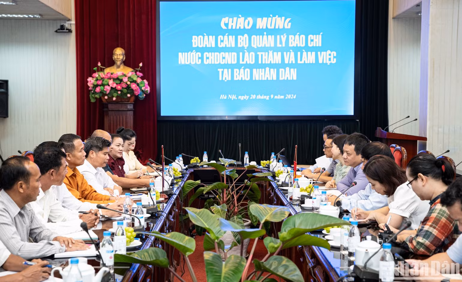 Quang cảnh cuộc làm việc giữa Báo Nhân Dân và đoàn cán bộ quản lý báo chí Lào sáng 20/9. (Ảnh: SƠN TÙNG) Quang cảnh cuộc làm việc giữa Báo Nhân Dân và đoàn cán bộ quản lý báo chí Lào sáng 20/9. (Ảnh: SƠN TÙNG)