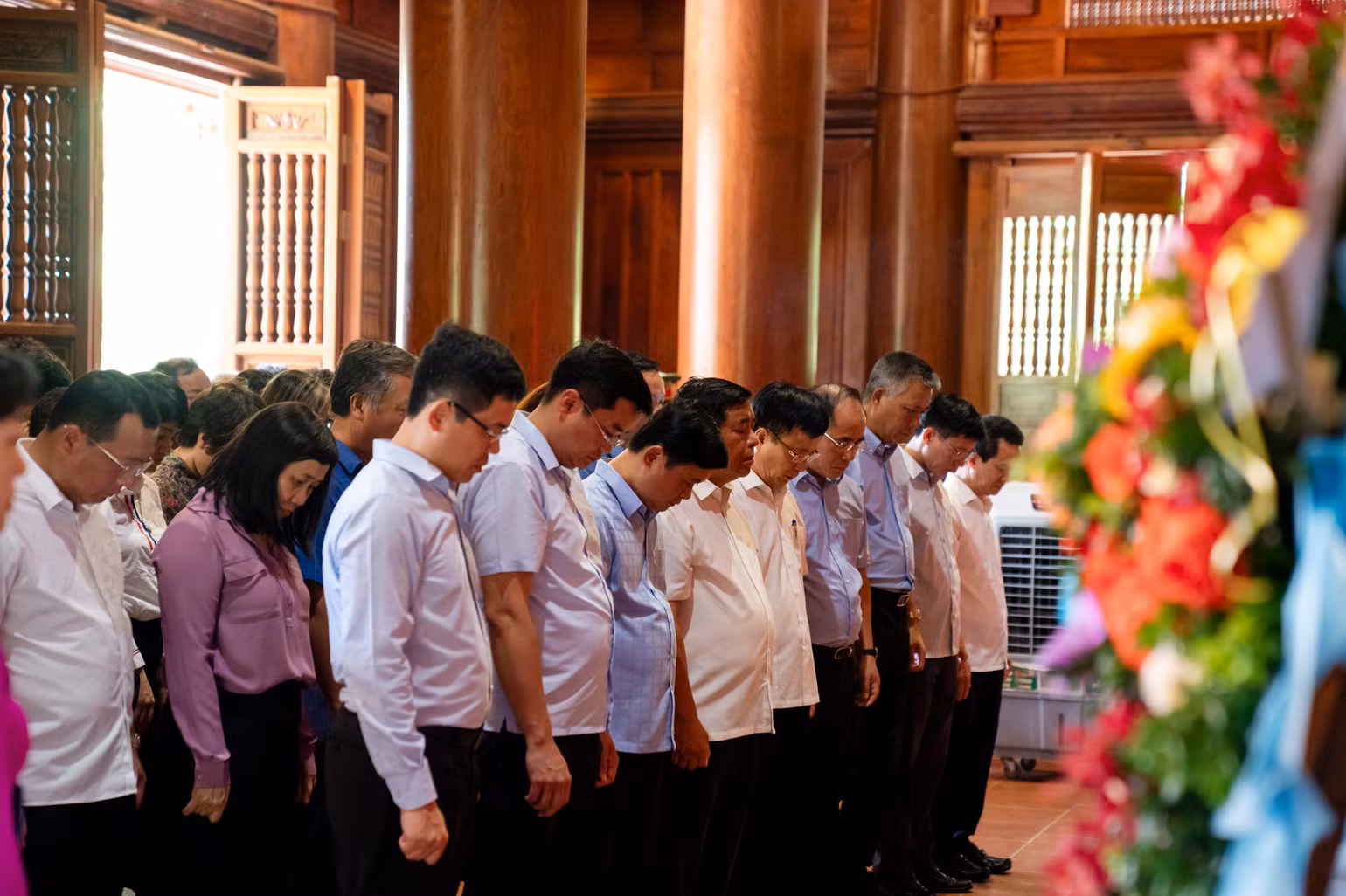 Các thành viên trong đoàn công tác bày tỏ tấm lòng thành kính, biết ơn vô hạn trước công lao trời biển của Chủ tịch Hồ Chí Minh. (Ảnh: MINH SƠN)