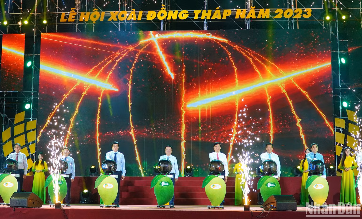 Đại biểu thực hiện nghi thức khai mạc Lễ hội xoài.