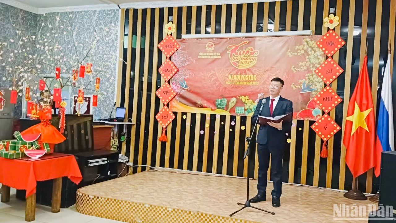 Tổng lãnh sự Nguyễn Đăng Hiền phát biểu ý kiến.