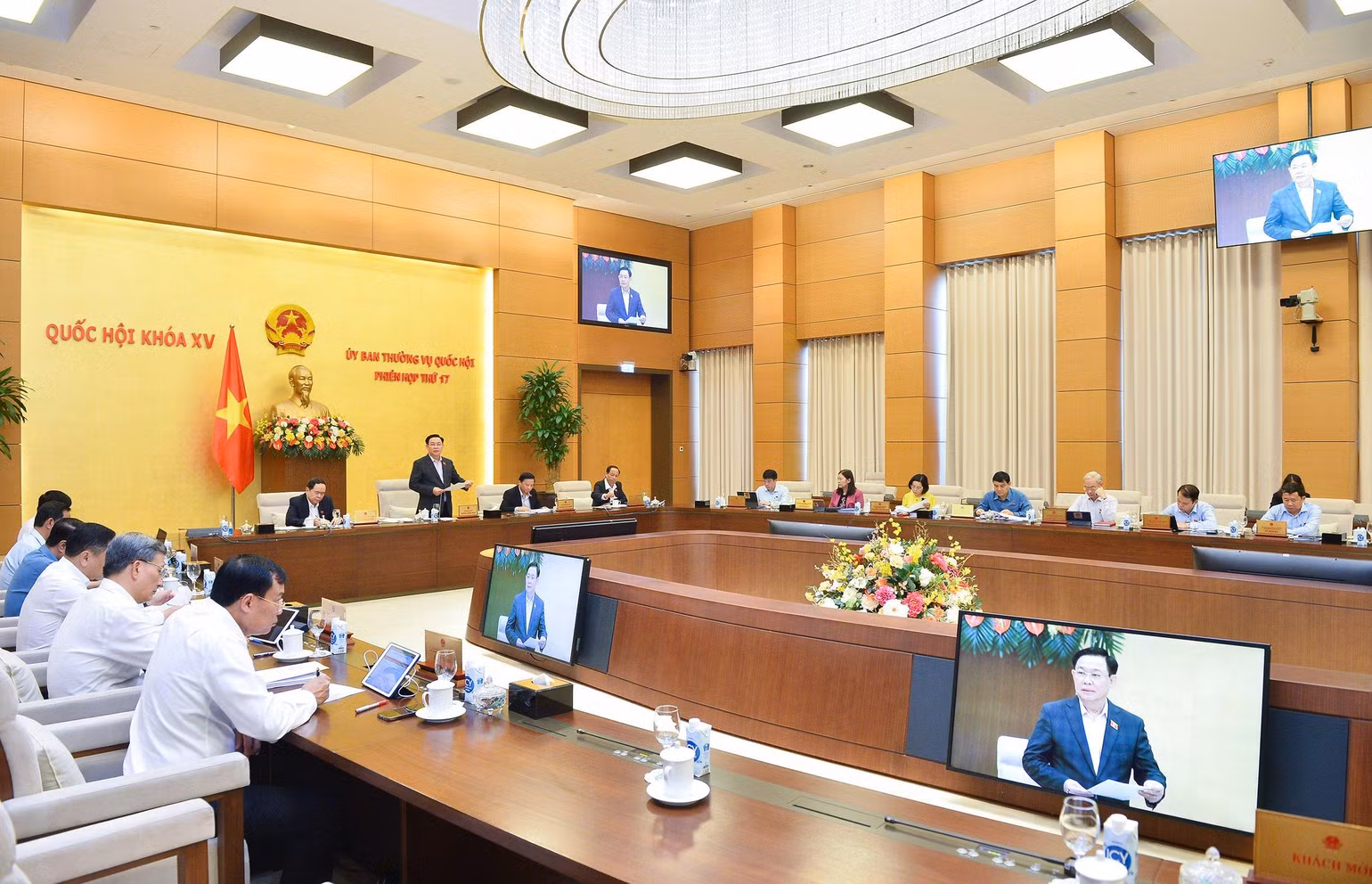 Quang cảnh Phiên họp thứ 17 của Ủy ban Thường vụ Quốc hội. Quang cảnh Phiên họp thứ 17 của Ủy ban Thường vụ Quốc hội.