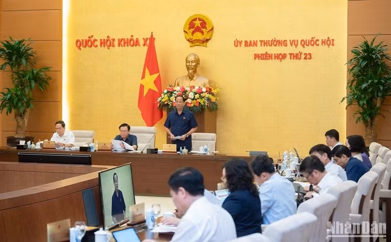 Phó Chủ tịch Quốc hội Trần Quang Phương điều hành nội dung thảo luận. (Ảnh: DUY LINH)