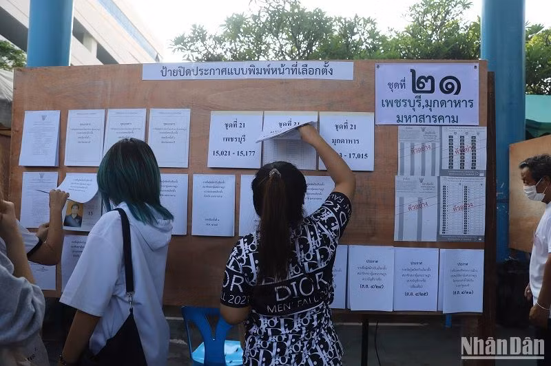 Các cử tri đang tra cứu thông tin tại điểm bầu cử quận Huai Khwang, Thủ đô Bangkok. (Ảnh: TUẤN ANH)