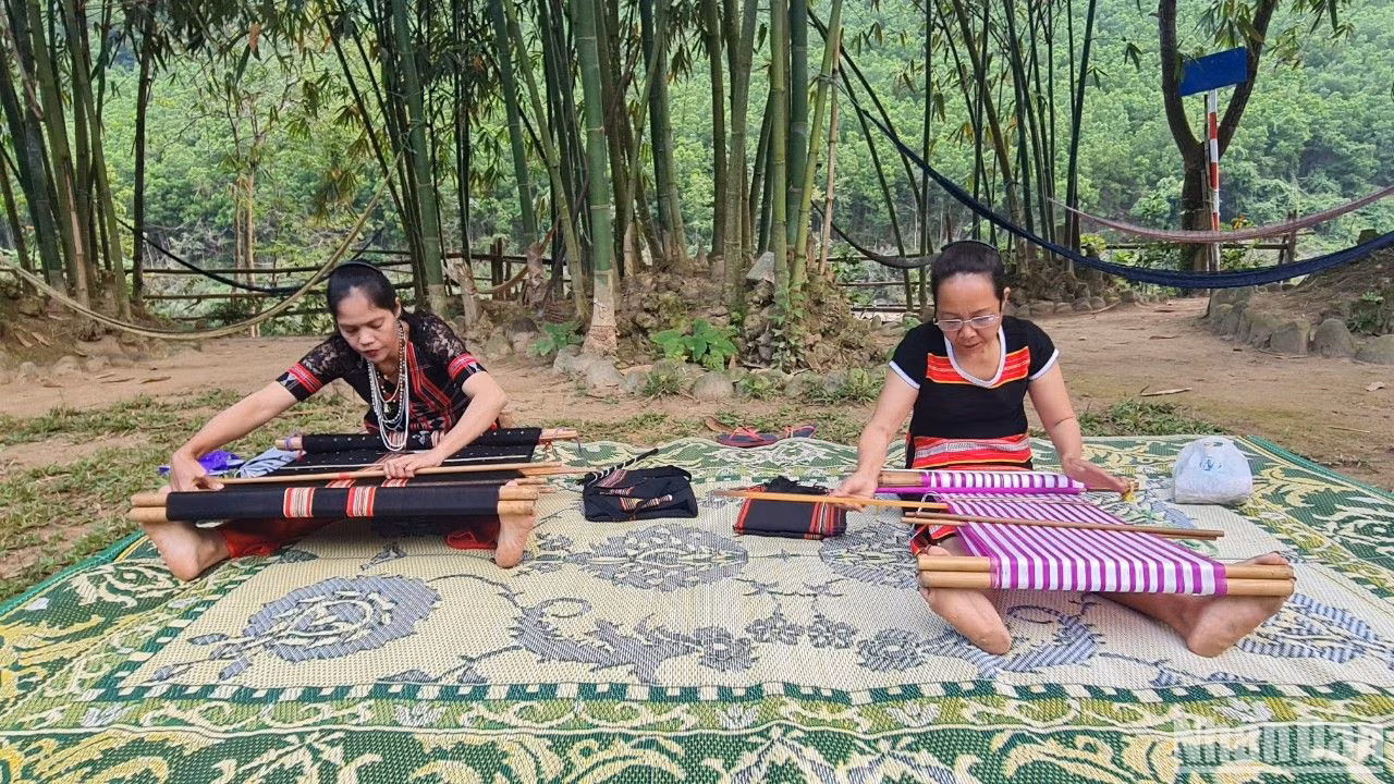 Mô hình làng nghề truyền thống dệt thổ cẩm kết hợp du lịch cộng đồng của đồng bào Cơ Tu thôn Giàn Bí, xã Hòa Bắc, huyện Hòa Vang. Mô hình làng nghề truyền thống dệt thổ cẩm kết hợp du lịch cộng đồng của đồng bào Cơ Tu thôn Giàn Bí, xã Hòa Bắc, huyện Hòa Vang.