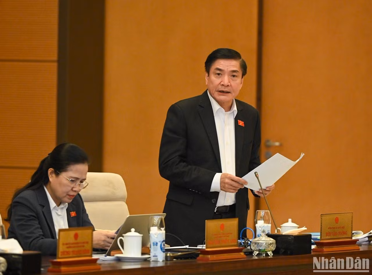 Tổng Thư ký Quốc hội, Chủ nhiệm Văn phòng Quốc hội Bùi Văn Cường báo cáo tại phiên họp. (Ảnh: DUY LINH) Tổng Thư ký Quốc hội, Chủ nhiệm Văn phòng Quốc hội Bùi Văn Cường báo cáo tại phiên họp. (Ảnh: DUY LINH)