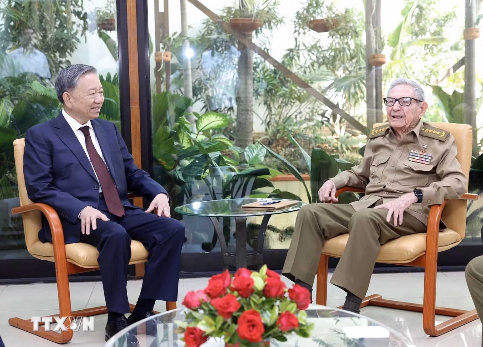 Tổng Bí thư, Chủ tịch nước Tô Lâm gặp Lãnh tụ Cách mạng Cuba, Đại tướng Raúl Castro Ruz.