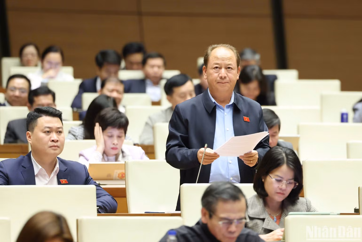 Đại biểu Sùng A Lềnh (đoàn Lào Cai) phát biểu tại hội trường chiều 15/2. (Ảnh: DUY LINH) Đại biểu Sùng A Lềnh (đoàn Lào Cai) phát biểu tại hội trường chiều 15/2. (Ảnh: DUY LINH)
