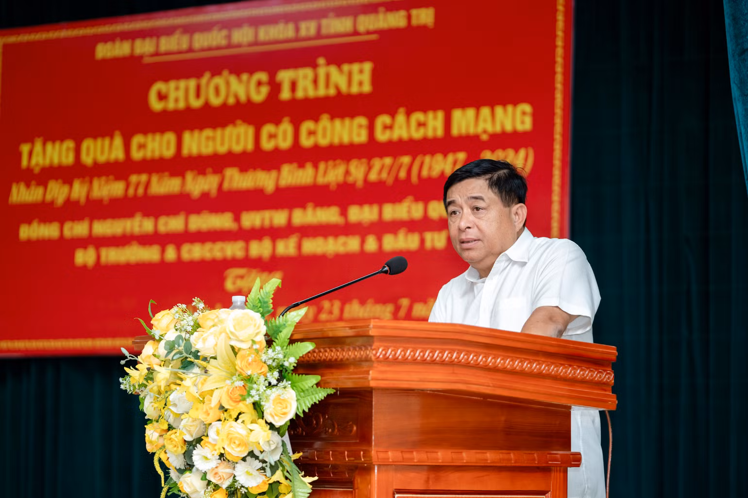 Bộ trưởng Nguyễn Chí Dũng phát biểu trong chương trình trao quà tại huyện Vĩnh Linh, tỉnh Quảng Trị. (Ảnh: MINH SƠN)