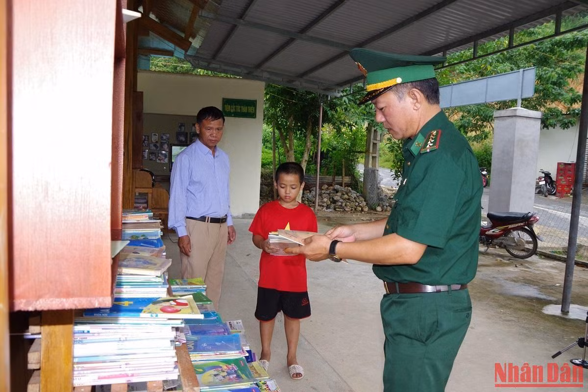 Các em học sinh và phụ huynh được lựa chọn các cuốn sách phù hợp. Các em học sinh và phụ huynh được lựa chọn các cuốn sách phù hợp.