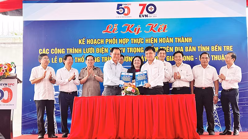 Lãnh đạo tỉnh Bến Tre và EVN SPC ký kết thực hiện hoàn thành các công trình lưới điện 110kV trọng điểm. Lãnh đạo tỉnh Bến Tre và EVN SPC ký kết thực hiện hoàn thành các công trình lưới điện 110kV trọng điểm.