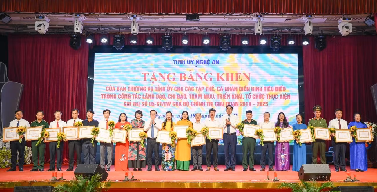 Lãnh đạo tỉnh Nghệ An trao tặng Bằng khen của Ban Thường vụ Tỉnh ủy tặng 10 tập thể, 10 cá nhân.