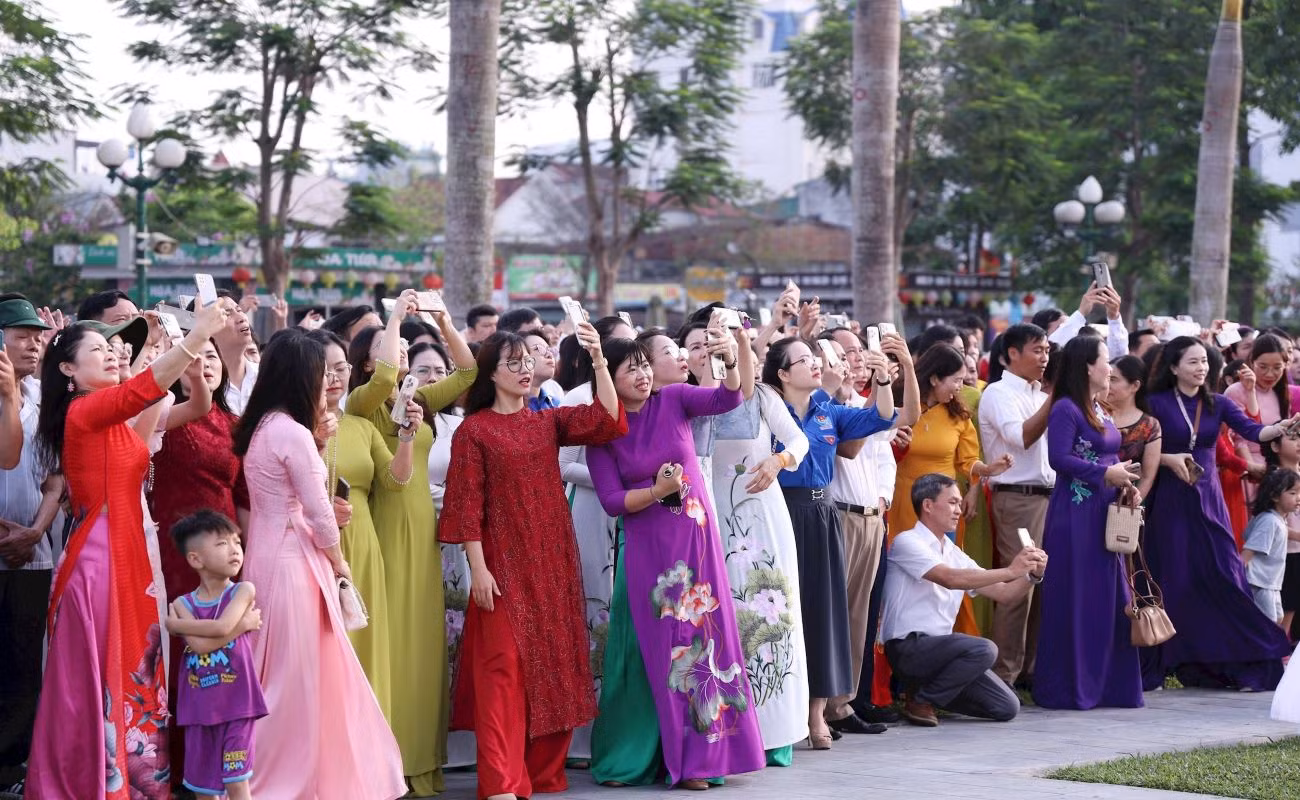 Lễ chào cờ và bay Đại kỳ Tổ quốc thu hút sự quan tâm theo dõi của đông đảo các tầng lớp nhân dân.