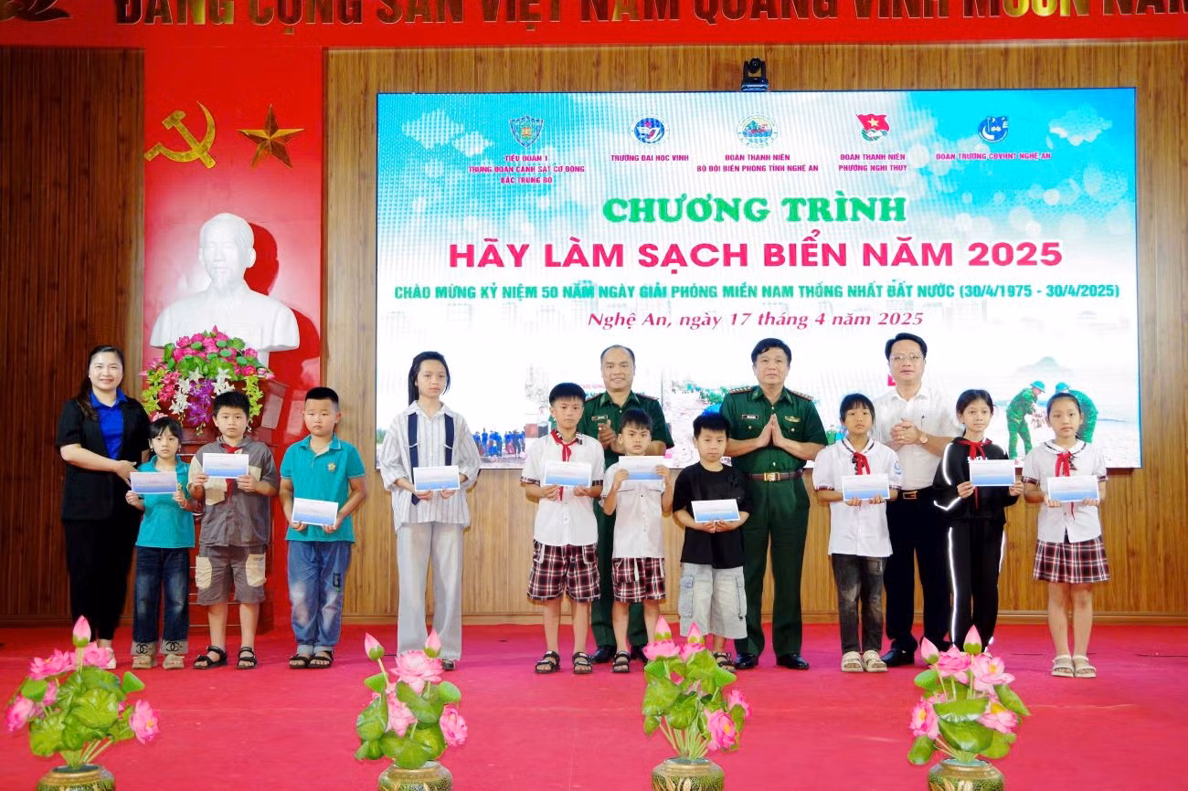 Ban Tổ chức tặng quà cho các em học sinh nghèo trên địa bàn phường Nghi Thủy, thành phố Vinh. Ban Tổ chức tặng quà cho các em học sinh nghèo trên địa bàn phường Nghi Thủy, thành phố Vinh.