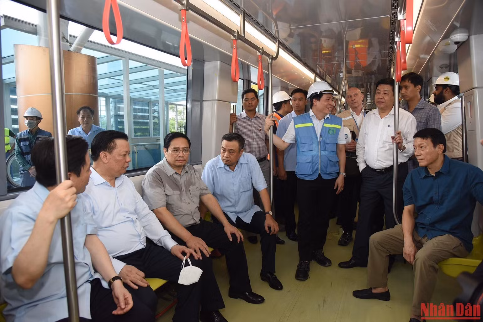 Thủ tướng Phạm Minh Chính và các đồng chí lãnh đạo trải nghiệm thực tế đi tàu từ Ga S8-Đại học Giao thông vận tải đến Khu Depot Nhổn. (Ảnh: Trần Hải)
